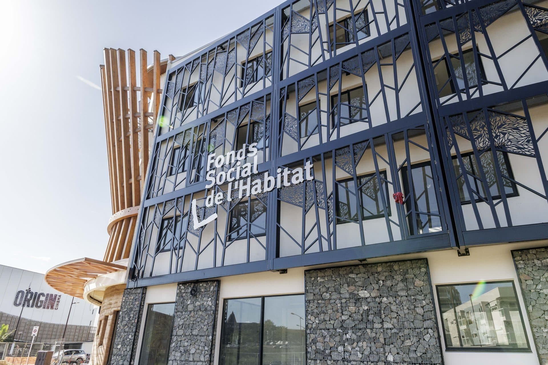 Façade du FSH depuis la rue, ossature sombre et remplissages clairs