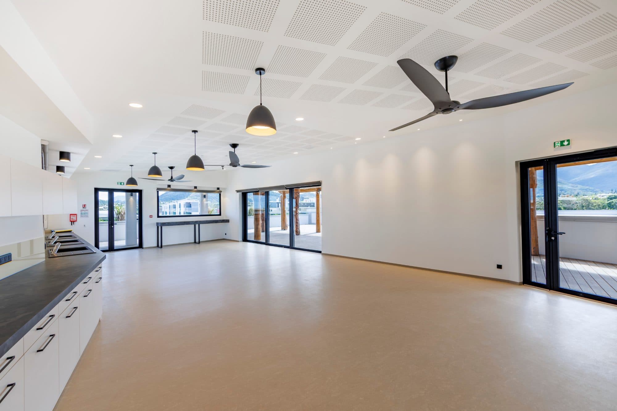 Grand espace intérieur, plafond à motif et ventilateurs