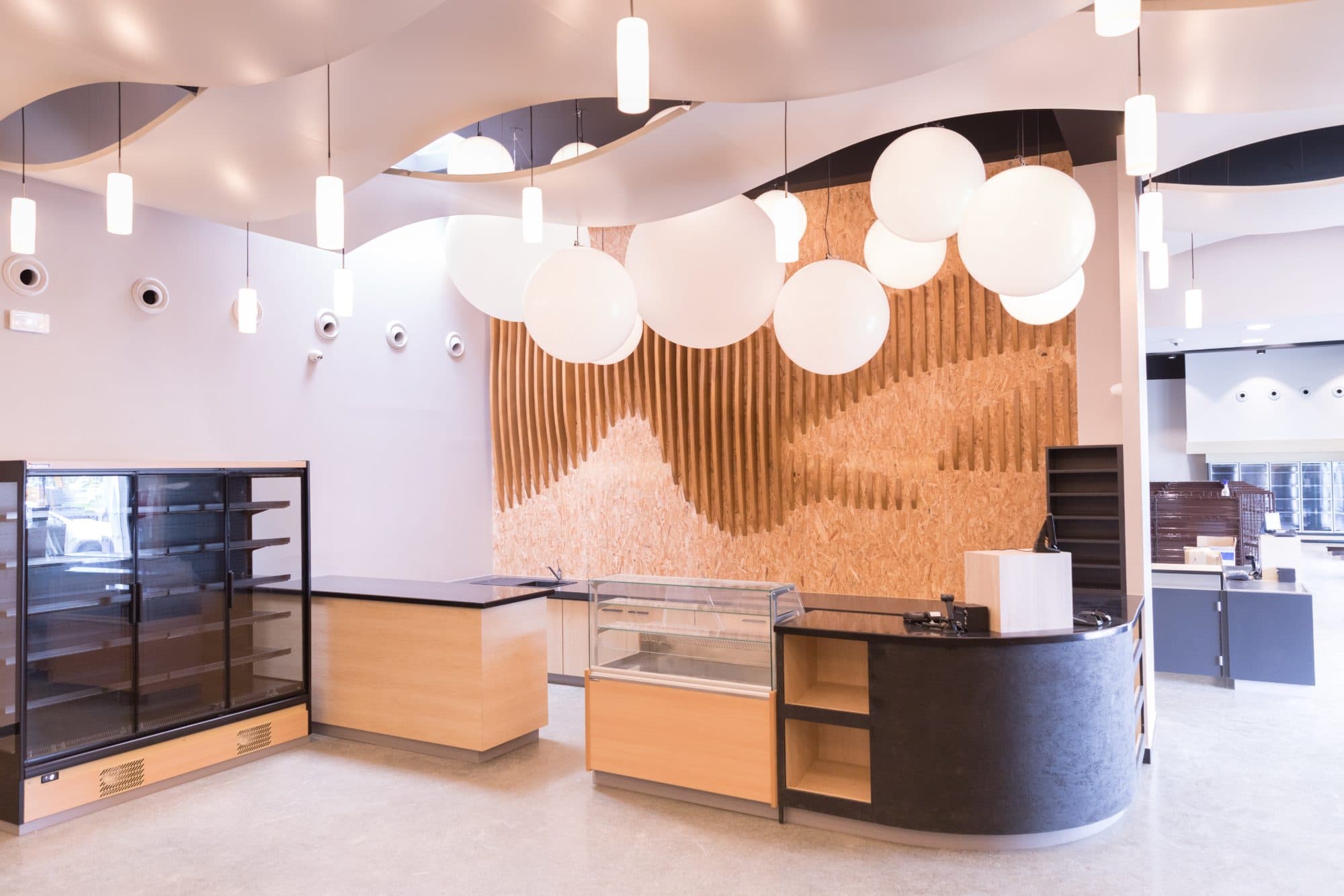 Intérieur de la boutique, plafond ondulé et comptoir bois